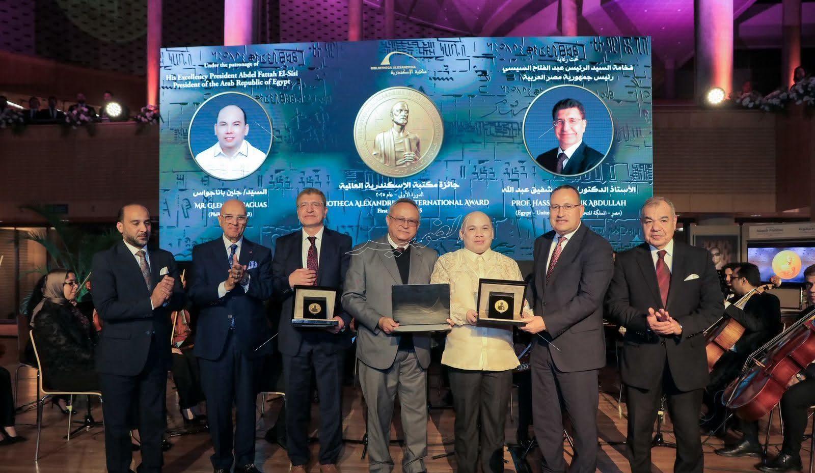 وزير التعليم العالي ومدير مكتبة الإسكندرية يسلمان "جائزة مكتبة الإسكندرية العالمية" للفائزين في احتفالية كبرى 1 FB IMG 1771227874486